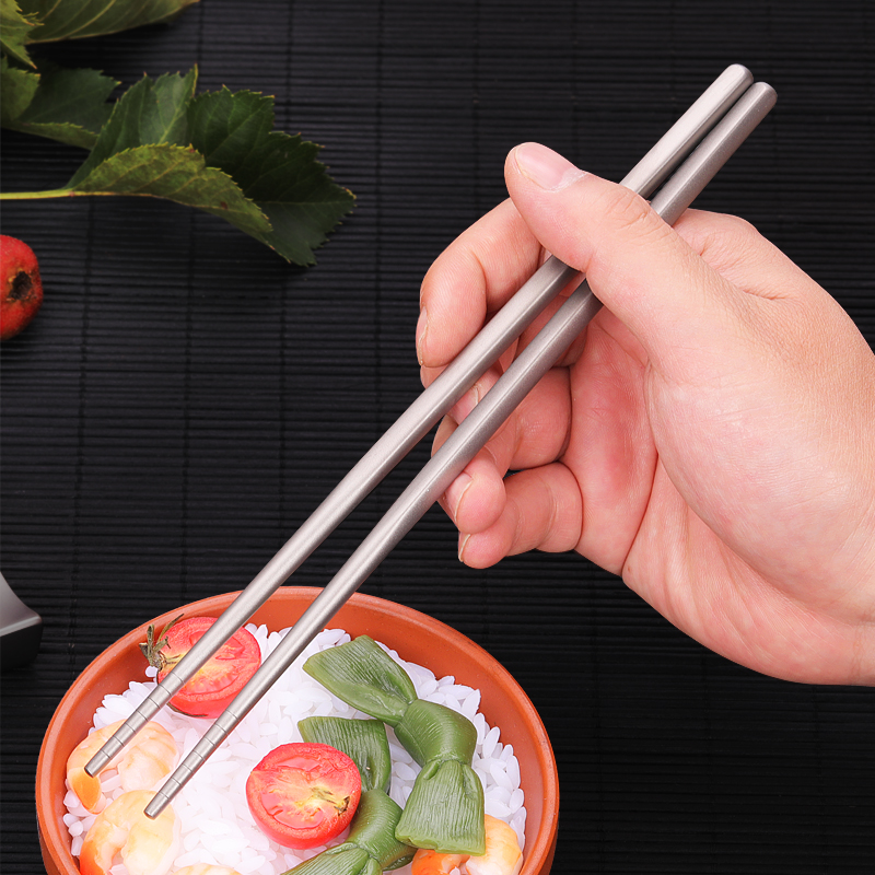 The hollow round chopsticks