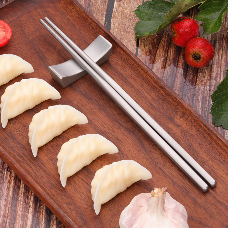 The hollow round chopsticks